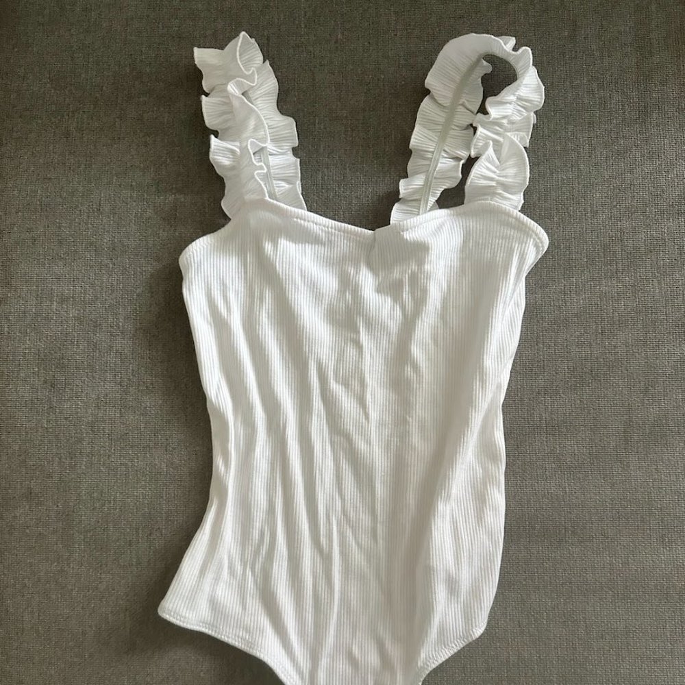 NEW WITH TAGS WHITE RIBBED BODY SUIT Size M